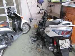 Hai xe máy bỗng cháy rụi... trong nhà