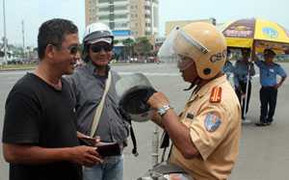 Người dân Đà Nẵng được đổi mũ bảo hiểm chất lượng