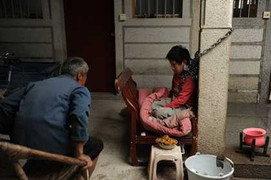 Đắng lòng cảnh cha xích con như thú vật