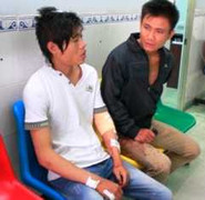 Hai anh em ruột bị giang hồ truy sát tại quán cà phê