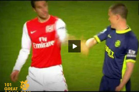 Đã thua cuộc, Van Persie còn gặp rắc rối ở cái bắt tay