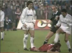 Bayern-Real: Từ CĐV đấm đá đến cú giẫm đầu thô bạo