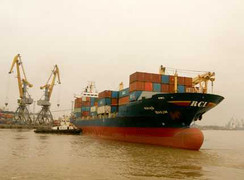 Hai tàu chở hàng đâm nhau trên biển, 1 tàu chìm