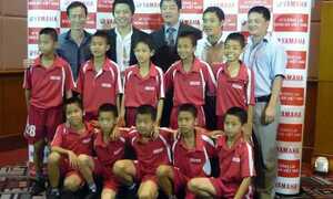 Tuấn Hưng đọ dáng cùng các tài năng bóng đá trẻ VN