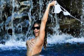 Rihanna bị chộp cảnh vô tư... tắm tiên