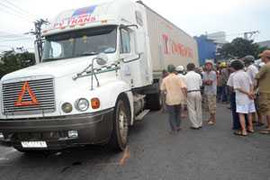 Xe container tông xe máy, 2 người thương vong