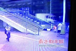 Cụ bà 68 tuổi ngã dập mặt, người qua đường thờ ơ