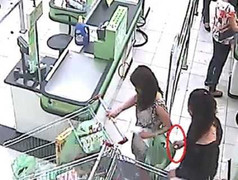 'Hai ngón' móc Iphone 'như phim' trong siêu thị