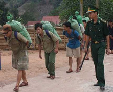 Triệt phá vụ vận chuyển 400 kg thuốc nổ từ Lào vào VN