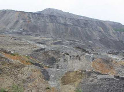 Núi phế thải đang có nguy cơ sạt lở tiếp