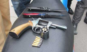 Bắt giữ 4 đối tượng mang vũ khí đi đòi nợ