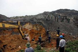 Tìm thấy nhiều vật dụng cá nhân tại khu sạt lở mỏ than