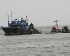 7 người thoát chết sau khi tàu bị đâm chìm trên biển