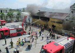 Đà Nẵng: Cháy lớn, một kho hàng điện tử bị thiêu rụi