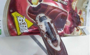 Giật mình thấy đinh ốc nằm gọn trong que kem