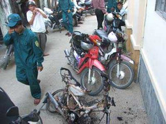 Thấy vợ cười với giai lạ, chồng đốt xe máy