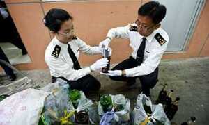 Nhét 3 iPhone vào một chai bia để buôn lậu