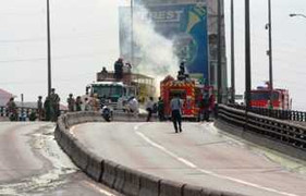 Xe chở hóa chất bốc cháy dữ dội