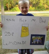 Học sinh 6 tuổi bán trà chanh chữa bệnh cho cha