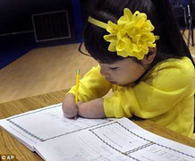 Mất hai bàn tay vẫn giành giải nhất thi viết chữ đẹp