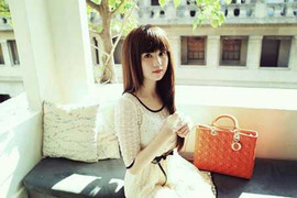 Ngọc Trinh sành điệu với túi hàng hiệu 80 triệu