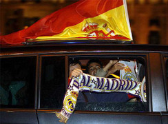 CĐV Real ăn mừng chức vô địch sớm tại Cibeles