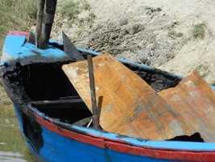 Hai chiếc ghe bỗng nhiên bốc cháy khi đậu trên lạch