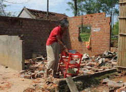 Sập chợ mới, 2 em nhỏ bị thương nặng