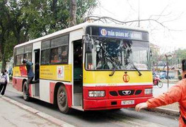 Buộc thôi việc thanh tra xe buýt túm cổ cụ 73 tuổi