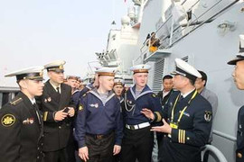 Ảnh: Hải quân Nga - Trung Quốc thăm chiến hạm của nhau