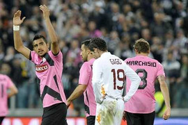 Đại thắng 4 sao, Juve bỏ xa Milan 3 điểm