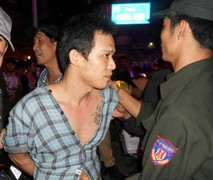 Cảnh sát dùng súng khống chế người chống đối