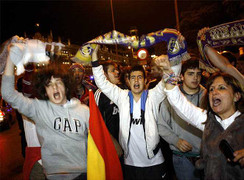 Real hạ Barca, CĐV bị ăn đấm trên sân Nou Camp