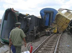 Vụ lật 3 toa tàu: Do tài xế xe tải thiếu quan sát