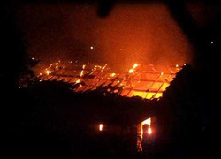 Lửa thiêu rụi khu tập thể giáo viên