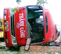 Lái xe khách lao vào quán cà phê ra đầu thú