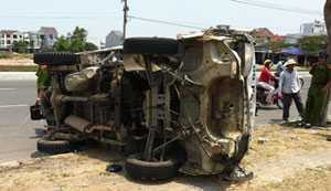 Xe tải 'làm xiếc', chổng vó giữa đường