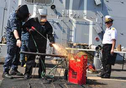 VN huấn luyện kiểm soát thảm họa trên tàu khu trục Mỹ