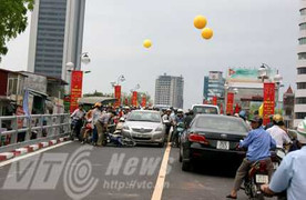 Ảnh: Cầu vượt nhẹ đầu tiên ở Hà Nội vừa thông đã tắc