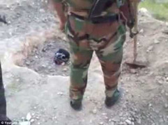 Sốc với clip quân nổi dậy Syria bị chôn sống