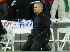 Mourinho đã nghĩ gì khi quỳ xuống?