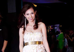 Jennifer Phạm sánh vai bạn trai đi xem phim