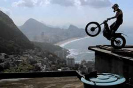 Thót tim xem xe cào cào leo trèo xuyên thành phố