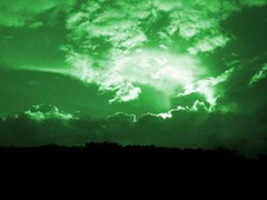 Nga: Hoảng loạn vì bầu trời biến sắc