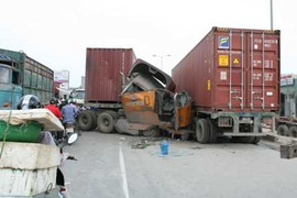 Hai container 'đối đầu', tài xế tử vong tại chỗ