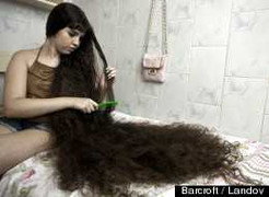 Nữ sinh 12 tuổi bán tóc để 