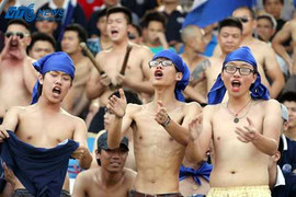 Fan bầu Kiên: Ngẫu hứng băng rôn, bán nude tập thể