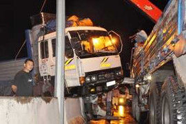 Xe tải 'bay' qua dải phân cách, chắn ngang đường