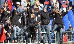 Fan cuồng Genoa từng cho cầu thủ đội nhà ăn tát