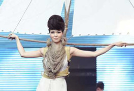 Hoa hậu Thùy Dung vác cánh buồm trên vai